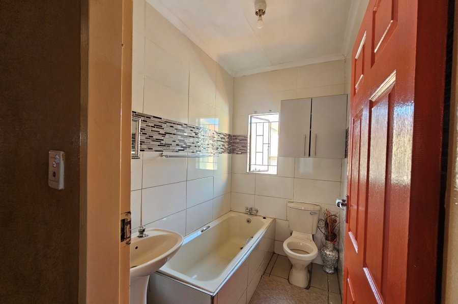 2 Bedroom Property for Sale in Tlhabane West North West